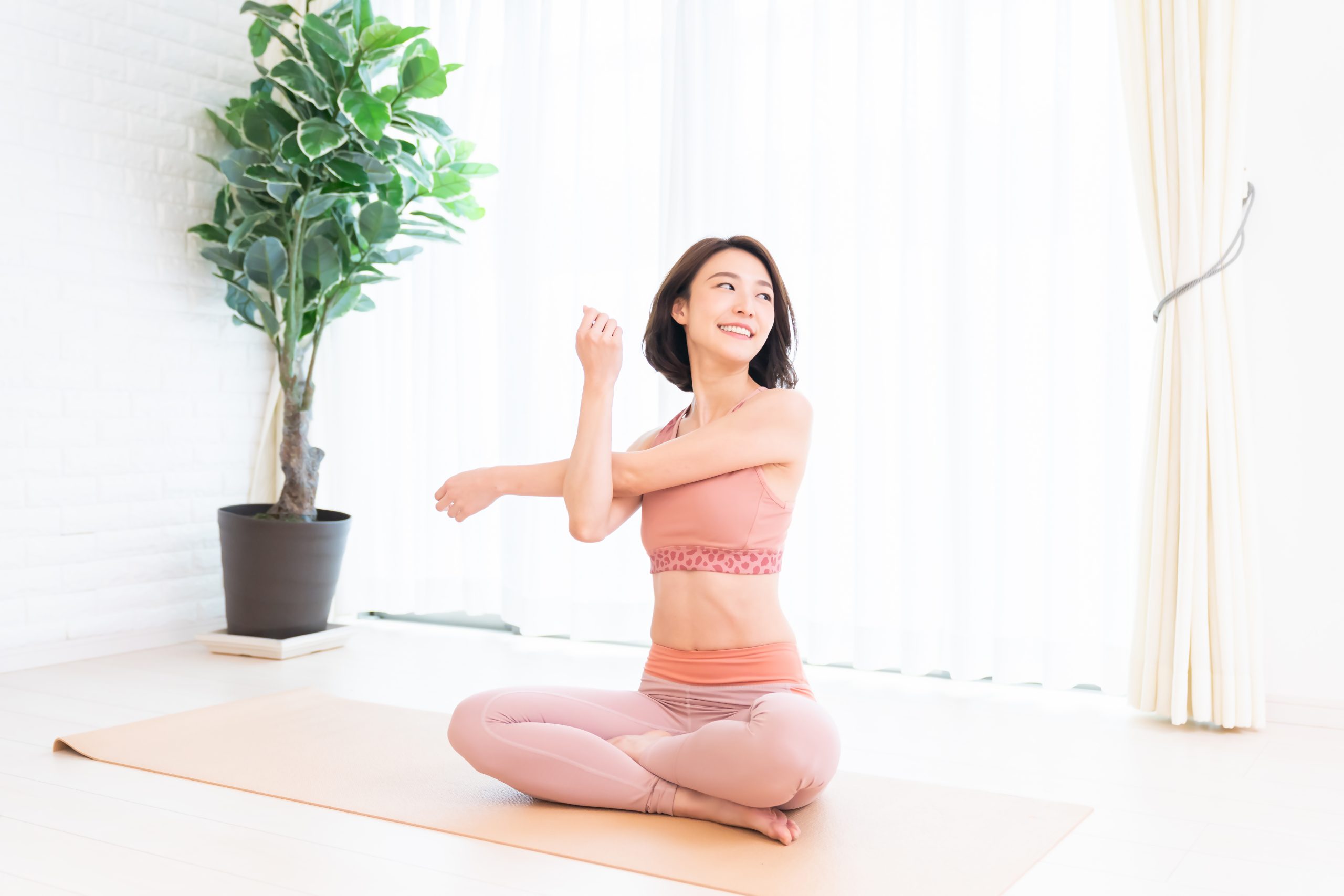 自宅で笑顔でエクササイズしている女性