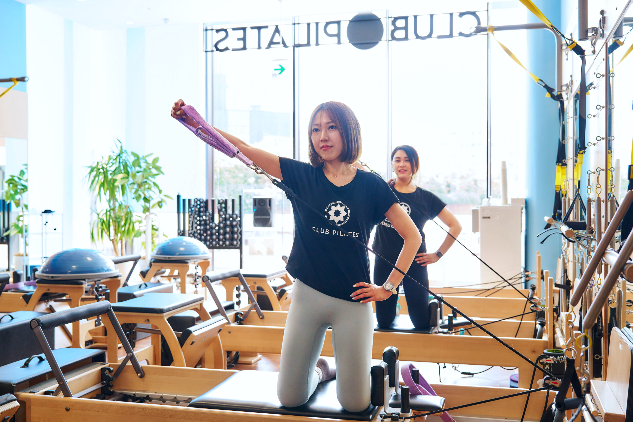 マシンピラティスをする2人の女性