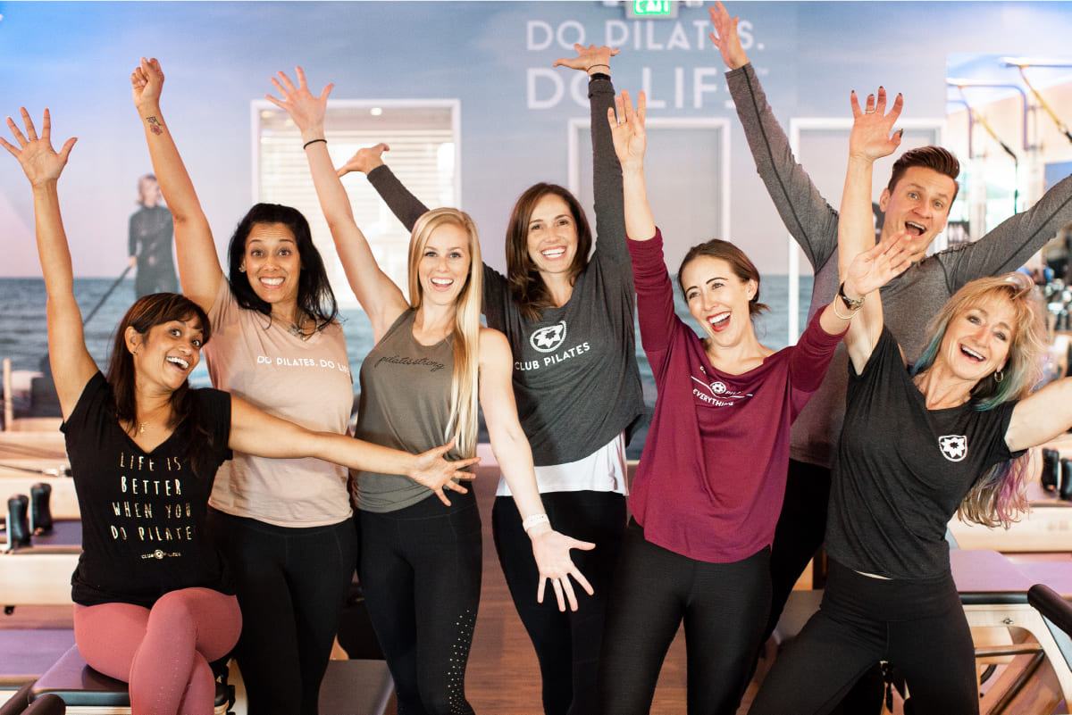 笑顔のスタッフ集合写真