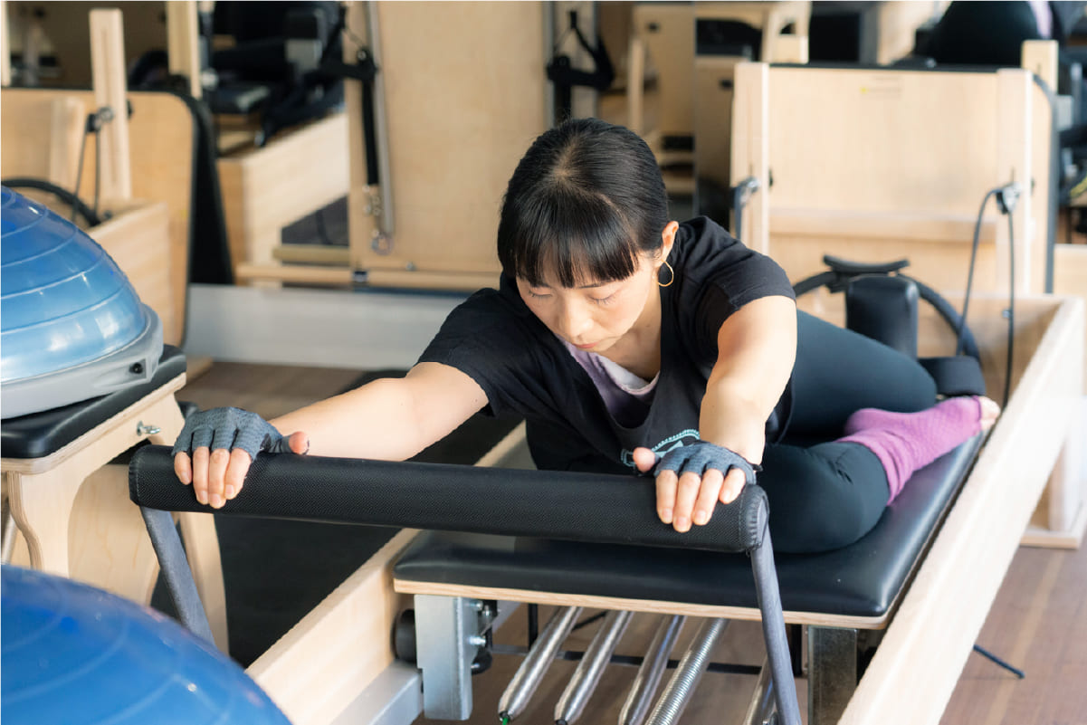 ピラティススタジオでトレーニングする様子